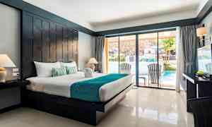 Hotellrum med stor säng och moderna möbler, samt utsikt över poolområdet genom glasdörrar. (AI-genererad text)