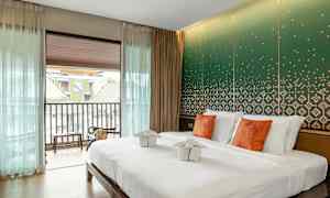 Modernt hotellrum med dubbelsäng och dekorativ vägg. (AI-genererad text)