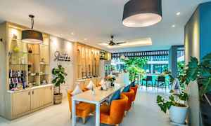 Bild av ett modernt café med orangea stolar och grön inredning. (AI-genererad text)