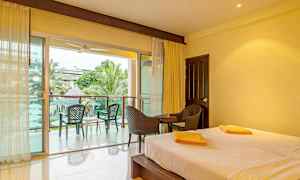 Hotellrum med säng, sittgrupp och balkong. (AI-genererad text)