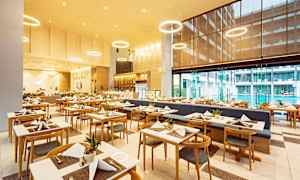 Bild av en restaurang med uppställda bord och stolar i en modern miljö. (AI-genererad text)