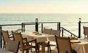 Uteservering med havsutsikt. (AI-genererad text)