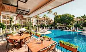 Bild av en utomhuspool med solstolar runt om och bord på en terrass. (AI-genererad text)