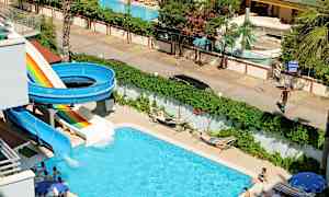 Utomhuspool med vattenrutschbana och solstolar. (AI-genererad text)