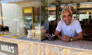 En stenbar med en skylt som säger 'Nora's Pool Bar'. (AI-genererad text)