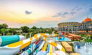 Bild av en vattenpark med vattenrutschbanor vid en semesteranläggning. (AI-genererad text)