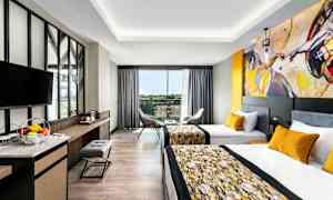 Rum med två enkelsängar och modern inredning. (AI-genererad text)