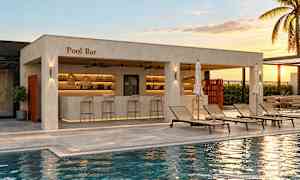 Utomhuspoolområde med en poolbar och solstolar längs poolkanten. (AI-genererad text)