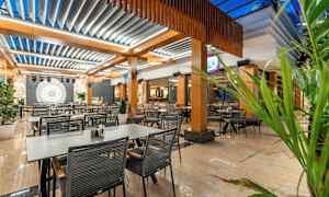 Bild av en restaurang med moderna möbler och belysning. (AI-genererad text)