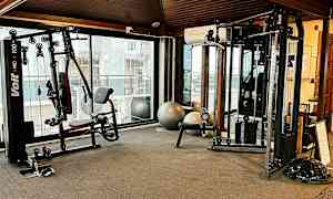 Gym utan människor, träningsutrustning som maskiner och bollar. (AI-genererad text)