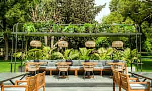 Utomhusområde med sittplats, soffor, stolar och gröna omgivningar. (AI-genererad text)