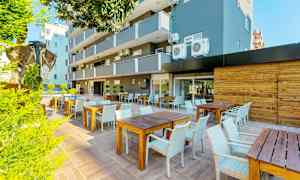 Utemöbler med bord och stolar vid en modern byggnad. (AI-genererad text)