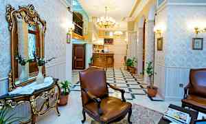 Hotellobby med elegant inredning, brun läderfåtölj och reception. (AI-genererad text)