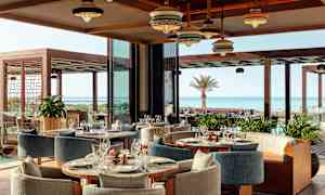 En elegant restaurang med havsutsikt. (AI-genererad text)