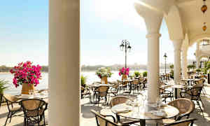 Restaurang på strandpromenaden