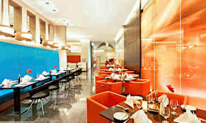 Restaurang med moderna möbler och dukade bord. (AI-genererad text)