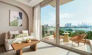 Interiör av vardagsrum med soffa och bord, samt utsikt över balkong och stadshorisont. (AI-genererad text)