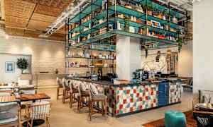 En modern kafé- och barinteriör med färgglada möbler och dekorationer. (AI-genererad text)