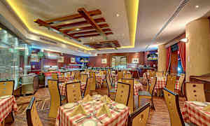 En matservis med rutiga dukar och trämöbler, stående i en elegant restaurang med harmonisk belysning. (AI-genererad text)