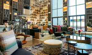 Interiör av ett modernt hotell eller lounge, med sittplatser och dekorativa element. (AI-genererad text)