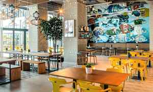 Restaurang med moderna möbler och färgglad väggmålning. (AI-genererad text)