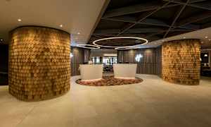 Modernt hotellobby med unik träinredning och reception. (AI-genererad text)