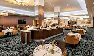 En modern restaurang med uppdukade bord och en bufféstation. (AI-genererad text)