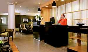 Receptionen på ett hotell med moderna möbler och dekor. (AI-genererad text)