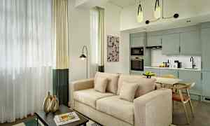 Modernt inrett vardagsrum med beige soffa, köksbord och öppen köksyta. (AI-genererad text)