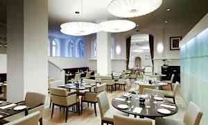 En modern restaurang med stilren inredning och elegant belysning. (AI-genererad text)