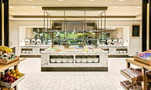 En buffé med marmordekorationer och olika matvaror, inklusive färsk frukt och förpackade snacks. (AI-genererad text)