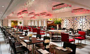 Restaurang med moderna möbler och elegant belysning. (AI-genererad text)