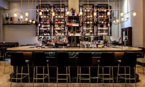 En elegant bar med hög rygg och hörnbänkar. (AI-genererad text)