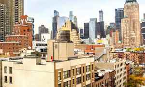 Bild på en stadsvy med byggnader och skyskrapor i förgrunden och bakgrunden. (AI-genererad text)