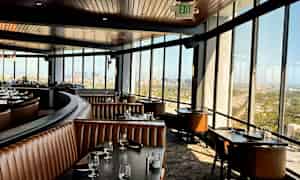 Interiör av en rymlig restaurang med panoramavy genom stora fönster. (AI-genererad text)