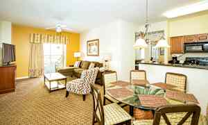 Bild av ett rymligt vardagsrum och matplats med soffa, fåtölj, matsalsbord och pentry. (AI-genererad text)