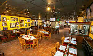 En restaurang med bord och stolar, färgglada väggar och dekor. (AI-genererad text)