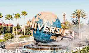 En stor glob med texten "Universal" står mitt i en fontän, omgiven av palmer och ett nöjesfält. (AI-genererad text)