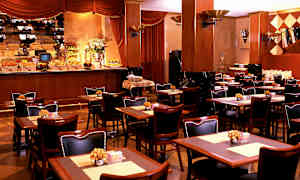 Matsal med dukade bord och buffé i bakgrunden. (AI-genererad text)