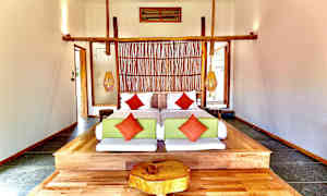 Modern sovrumsinredning med två sängar, trädetaljer och färgglada kuddar. (AI-genererad text)