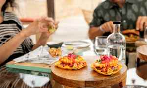 Bild av en bordsscen med mat, inklusive två färgglada rätter. (AI-genererad text)