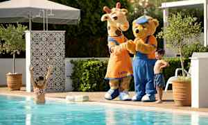 Två karaktärer utklädda till en giraff och en björn står vid poolkanten i en solig miljö. (AI-genererad text)