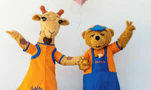 En giraff och en nallebjörn karaktär med kläder gör glada gester, mot en vit bakgrund. (AI-genererad text)