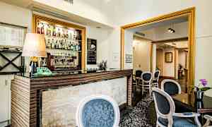 En elegant interiör med en bar och sittplatser i klassisk design. (AI-genererad text)