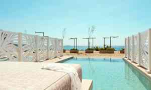 Solstol vid pool nära stranden med havsutsikt. (AI-genererad text)