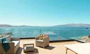 Terrass med sittmöbler och utsikt över havet. (AI-genererad text)