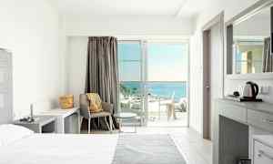 Ljust hotellrum med modern inredning och havsutsikt. (AI-genererad text)