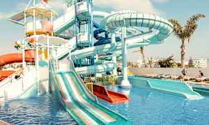 Vattenpark med vattenrutschbanor och simbassäng. (AI-genererad text)