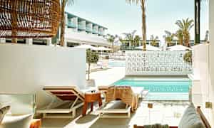 Solstolar vid en pool med modern arkitektur i bakgrunden. (AI-genererad text)