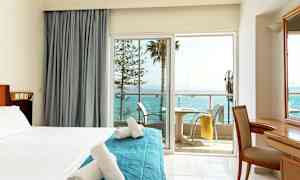 Hotellrum med balkong och utsikt över havet. (AI-genererad text)